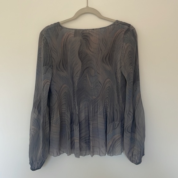 Aritzia Wilfred Daydreamer V-Neck Blouse Dusky Granite Blue size Small NWT - Picture 6 of 7